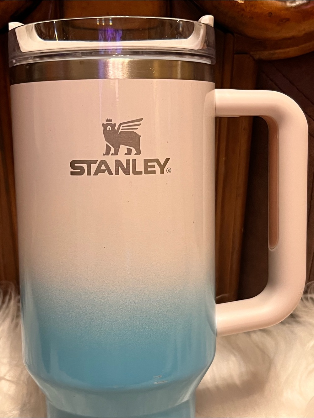Stanley limited edition Ombre White and Light Blue Travel Mug 40 onz - Picture 3 of 9
